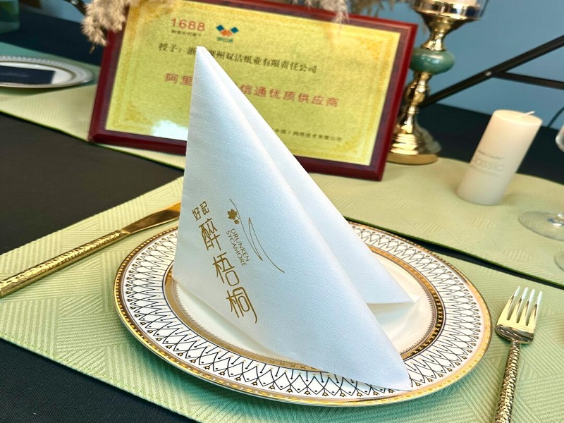 How Airlaid Paper Napkins Elevate Christmas Table Decor?